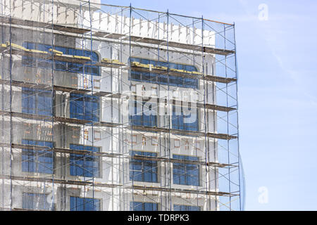 Edificio in costruzione contro il cielo blu. Isolamento termico di un edificio Foto Stock