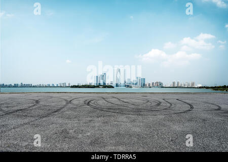 Strade vuote con la città moderna Foto Stock