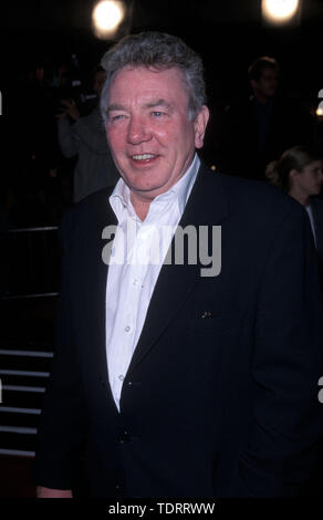 Mar 14, 2000; Los Angeles, CA, Stati Uniti d'America; attore ALBERT FINNEY @ "Erin Brockovich' movie premiere.. (Credito Immagine: Chris Delmas/ZUMA filo) Foto Stock