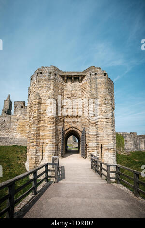 Il castello di Warkworth, Warkworth, Northumberland, Inghilterra - 30 aprile 2019. I cancelli di ingresso del Castello di Warkworth, un edificio medievale pensato di avere a essere Foto Stock