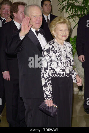 Oct 28, 2000; Los Angeles, California, Stati Uniti d'America; Presidente Gerald Ford e sua moglie Betty FORD @ la giostra di speranza. (Credito Immagine: © Chris Delmas/ZUMA filo) Foto Stock