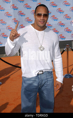 Apr 20, 2002; Santa Monica, California, Stati Uniti d'America; attore/Wrestler Dwayne Johnson, il Rock @ il Nickelodeon's Kid's Choice Awards tenutosi il @ Barker Hangar. (Credito Immagine: © Chris Delmas/ZUMA filo) Foto Stock