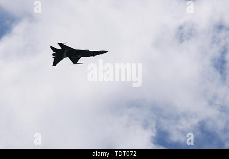 Parigi, Francia. 17 Giugno, 2019. Un JF-17 Thunder dal Pakistan Air Force compie durante un volo il display della 53International Paris Air Show tenutosi presso l'aeroporto Le Bourget vicino a Parigi, Francia, 17 giugno 2019. La JF-17 Thunder è stato sviluppato congiuntamente dalla Repubblica popolare cinese e del Pakistan. Credito: Gao Jing/Xinhua/Alamy Live News Foto Stock