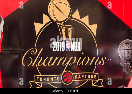 Toronto, Canada. 17 Giugno, 2019. Immagine del 2019 NBA Champions logo sul bus come Toronto Raptors tenere la loro vittoria parade dopo aver battuto il Golden State Warriors in NBA Finals di Toronto. Giugno 17, 2019. (Golden State warriors 110 - 114 Toronto Raptors) Credito: SOPA Immagini limitata/Alamy Live News Foto Stock