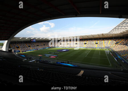 Udine, Italien. 17 Giugno, 2019. Germania U21 v Danimarca U21 - Europei Under-21 campionato - Gruppo B - Friuli Stadium. Una vista generale del Stadio Friuli urna: 43583716 | Credit: dpa/Alamy Live News Foto Stock