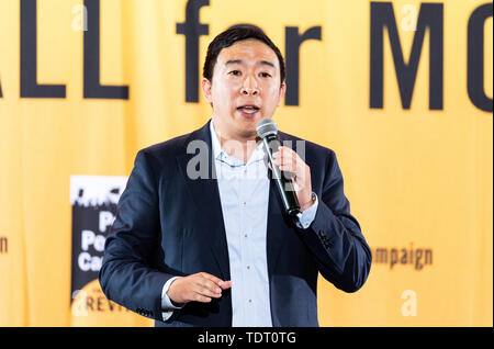 Washington, Stati Uniti. 17 Giugno, 2019. Imprenditore americano Andrew Yang parlando alla gente povera morale del Congresso di azione avranno luogo presso il Trinity Washington University di Washington il 17 giugno 2019. Credito: SOPA Immagini limitata/Alamy Live News Foto Stock