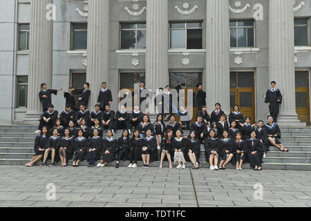 Nel Guangxi, Guangxi, Cina. Il 18 giugno, 2019. Nel Guangxi, Cina - 18 Giugno 2019: (solo uso editoriale. Cina OUT) laureati di università di Guangxi prendere le loro foto di graduazione del campus.stagione di graduazione, il campus laureati occupato le riprese singole foto di graduazione, diventare un bellissimo paesaggio campus.Gli studenti nella scuola insegnamento edifici, parchi gioco, aule e di altri familiari le scene del campus, mettendo in atto diverse forme e postura, per commemorare gli anni la spesa in college con foto. Credito: SIPA Asia/ZUMA filo/Alamy Live News Foto Stock