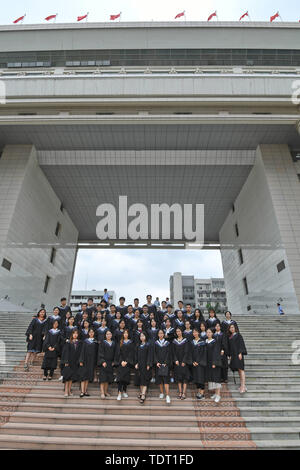 Nel Guangxi, Guangxi, Cina. Il 18 giugno, 2019. Nel Guangxi, Cina - 18 Giugno 2019: (solo uso editoriale. Cina OUT) laureati di università di Guangxi prendere le loro foto di graduazione del campus.stagione di graduazione, il campus laureati occupato le riprese singole foto di graduazione, diventare un bellissimo paesaggio campus.Gli studenti nella scuola insegnamento edifici, parchi gioco, aule e di altri familiari le scene del campus, mettendo in atto diverse forme e postura, per commemorare gli anni la spesa in college con foto. Credito: SIPA Asia/ZUMA filo/Alamy Live News Foto Stock