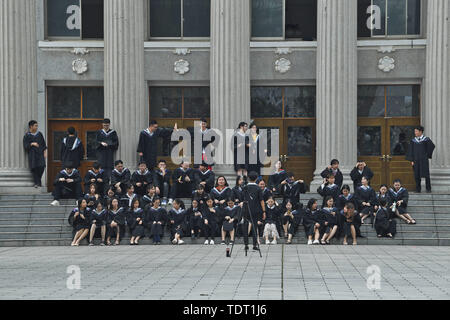 Nel Guangxi, Guangxi, Cina. Il 18 giugno, 2019. Nel Guangxi, Cina - 18 Giugno 2019: (solo uso editoriale. Cina OUT) laureati di università di Guangxi prendere le loro foto di graduazione del campus.stagione di graduazione, il campus laureati occupato le riprese singole foto di graduazione, diventare un bellissimo paesaggio campus.Gli studenti nella scuola insegnamento edifici, parchi gioco, aule e di altri familiari le scene del campus, mettendo in atto diverse forme e postura, per commemorare gli anni la spesa in college con foto. Credito: SIPA Asia/ZUMA filo/Alamy Live News Foto Stock