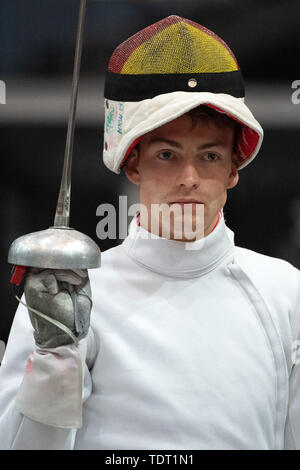 Duesseldorf, Germania. Il 18 giugno, 2019. Recinzione: Campionato Europeo: Epee, singolo, uomini, turno preliminare: Bellmann (Germania) - Postma (Paesi Bassi): Lukas Bellmann prima della lotta. Credito: Federico Gambarini/dpa/Alamy Live News Foto Stock