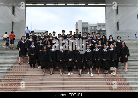 Nel Guangxi, Guangxi, Cina. Il 18 giugno, 2019. Nel Guangxi, Cina - 18 Giugno 2019: (solo uso editoriale. Cina OUT) laureati di università di Guangxi prendere le loro foto di graduazione del campus.stagione di graduazione, il campus laureati occupato le riprese singole foto di graduazione, diventare un bellissimo paesaggio campus.Gli studenti nella scuola insegnamento edifici, parchi gioco, aule e di altri familiari le scene del campus, mettendo in atto diverse forme e postura, per commemorare gli anni la spesa in college con foto. Credito: SIPA Asia/ZUMA filo/Alamy Live News Foto Stock