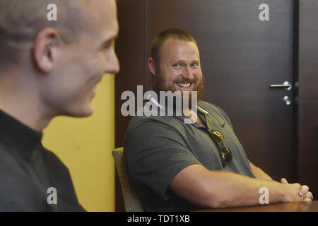 Ostrava, Repubblica Ceca. 17 Giugno, 2019. R-L Nuova Zelanda shot putter Tom Walsh e American pole vaulter Kendricks Sam sono visti durante un ricevimento presso il Nuovo Municipio di Ostrava, Repubblica ceca, del 17 giugno 2019, prima della prima di Ostrava Golden Spike, un IAAF World Challenge meeting di atletica. Credito: Jaroslav Ozana/CTK foto/Alamy Live News Foto Stock