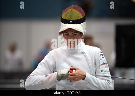 Duesseldorf, Germania. Il 18 giugno, 2019. Recinzione: Campionato Europeo: Epee, singolo, uomini, turno preliminare: Bellmann (Germania) - Postma (Paesi Bassi): Lukas Bellmann prima della lotta. Credito: Federico Gambarini/dpa/Alamy Live News Foto Stock