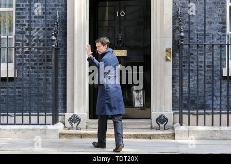 A Downing Street, Londra, Regno Unito. Il 18 giugno, 2019. Il segretario di Stato per lo sviluppo internazionale e la direzione del partito conservatore contender Rory Steward dà un'onda media come egli entra n. 10 di Downing Street per il settimanale riunione del gabinetto. Credito: Dinendra Haria/Alamy Live News Foto Stock