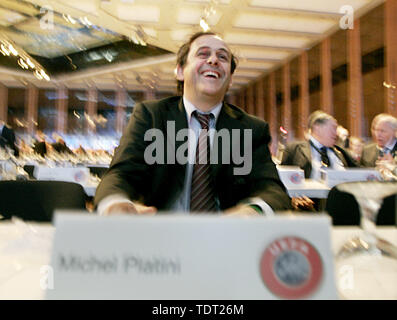 Il francese soccer icona Michel Platini ride alla XXXI ordinaria Congresso UEFA a Duesseldorf in Germania, venerdì 26 gennaio 2007. Platini è stato eletto il nuovo Presidente UEFA al congresso. Platini ha ricevuto 27 voti dei delegati UEFA considerando che l ex Presidente svedese Lennart Johansson ha ricevuto solo 23. Foto: Roland Weihrauch | Utilizzo di tutto il mondo Foto Stock