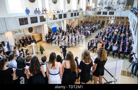 Hannover, Germania. Il 18 giugno, 2019. In occasione di un evento organizzato dalla Fondazione Konrad Adenauer, gli ospiti di ascoltare un coro presentando una pubblicazione commemorativa in occasione del sessantesimo compleanno dell ex Presidente Federale Wulff. Credito: Christophe Gateau/dpa/Alamy Live News Foto Stock