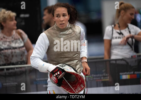 Duesseldorf, Germania. Il 18 giugno, 2019. Recinzione: Campionato Europeo: fioretto, singolo, donne turno preliminare: Sauer (Germania) - Thibus (Francia): Anne Sauer dopo la lotta. Credito: Federico Gambarini/dpa/Alamy Live News Foto Stock