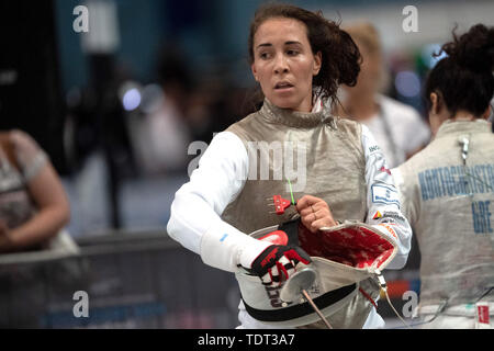 Duesseldorf, Germania. Il 18 giugno, 2019. Recinzione: Campionato Europeo: fioretto, singolo, donne turno preliminare: Sauer (Germania) - Thibus (Francia): Anne Sauer dopo la lotta. Credito: Federico Gambarini/dpa/Alamy Live News Foto Stock