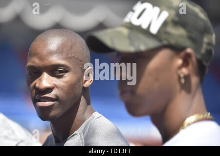 Ostrava, Repubblica Ceca. Il 18 giugno, 2019. L-R lungo i jumper Luvo Manyonga (Sud Africa) e Juan Miguel Echevarria (Cuba) sono visibili durante una riunione prima di Ostrava Golden Spike, un IAAF World Challenge meeting di atletica, in Ostrava, Repubblica Ceca, il 18 giugno 2019. Credito: Jaroslav Ozana/CTK foto/Alamy Live News Foto Stock