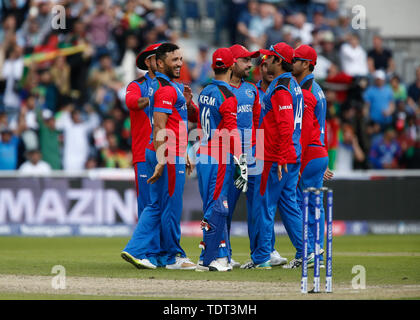 Old Trafford, Manchester, Regno Unito. Il 18 giugno, 2019. ICC di Coppa del Mondo di cricket, Inghilterra contro l'Afghanistan; un secondo cancello per l'Afghanistan con Jonny Bairstow di Inghilterra catturati e colpiti da Afghanistan capitano Gulbadin Naib per 90 Credito: Azione Sport Plus/Alamy Live News Foto Stock