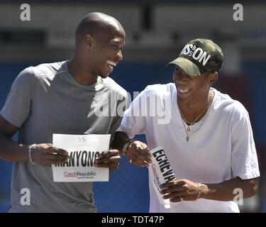 Ostrava, Repubblica Ceca. Il 18 giugno, 2019. L-R lungo i jumper Luvo Manyonga (Sud Africa) e Juan Miguel Echevarria (Cuba) sono visibili durante una riunione prima di Ostrava Golden Spike, un IAAF World Challenge meeting di atletica, in Ostrava, Repubblica Ceca, il 18 giugno 2019. Credito: Jaroslav Ozana/CTK foto/Alamy Live News Foto Stock