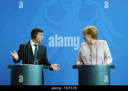 Berlino, Germania. Il 18 giugno, 2019. Il cancelliere tedesco Angela Merkel (R) e visitando il presidente ucraino Volodymyr Zelensky partecipare ad una conferenza stampa a Berlino, Germania, 18 giugno 2019. Credito: Qing Wang/Xinhua/Alamy Live News Foto Stock