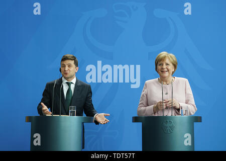 Berlino, Germania. Il 18 giugno, 2019. Il cancelliere tedesco Angela Merkel (R) e visitando il presidente ucraino Volodymyr Zelensky partecipare ad una conferenza stampa a Berlino, Germania, 18 giugno 2019. Credito: Qing Wang/Xinhua/Alamy Live News Foto Stock