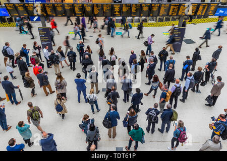 Londra, Regno Unito. Il 18 giugno, 2019. La folla costruire fino a causa di un servizio ridotto a causa dello sciopero dei RMT personale su SW treni, ma non sono così forti come previsto. Passeggeri attendere notizie dei propri treni sul piazzale della Stazione Waterloo di Londra. Credito: Guy Bell/Alamy Live News Foto Stock