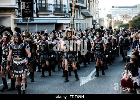 Lugo, Lugo, Spagna. Il 15 giugno, 2019. Uomini vestiti come Roman praetorians eseguire durante il festival.ARDE Lucus festival è celebrato nella città dal 2001 alla fine di giugno, è un galiziano festa di interesse turistico. Fa rivivere il passato Galician-Roman della città ed è stato avviato per commemorare la sua fondazione. Credito: Brais Gonzalez Rouco/SOPA Immagini/ZUMA filo/Alamy Live News Foto Stock