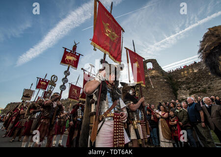 Lugo, Lugo, Spagna. Il 15 giugno, 2019. Uomini vestiti come legionari romani marzo in un corteo intorno al muro romano durante il festival.ARDE Lucus festival è celebrato nella città dal 2001 alla fine di giugno, è un galiziano festa di interesse turistico. Fa rivivere il passato Galician-Roman della città ed è stato avviato per commemorare la sua fondazione. Credito: Brais Gonzalez Rouco/SOPA Immagini/ZUMA filo/Alamy Live News Foto Stock