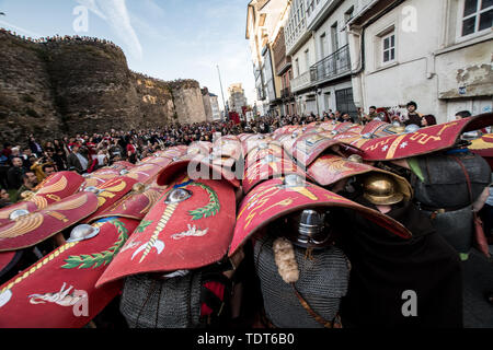 Lugo, Lugo, Spagna. Il 15 giugno, 2019. Uomini vestiti come legionari romani ricreare la formazione di tartaruga in parata intorno al muro romano durante il festival.ARDE Lucus festival è celebrato nella città dal 2001 alla fine di giugno, è un galiziano festa di interesse turistico. Fa rivivere il passato Galician-Roman della città ed è stato avviato per commemorare la sua fondazione. Credito: Brais Gonzalez Rouco/SOPA Immagini/ZUMA filo/Alamy Live News Foto Stock