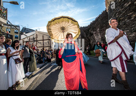 Lugo, Lugo, Spagna. Il 15 giugno, 2019. Una Donna vestita come un romano durante il festival.ARDE Lucus festival è celebrato nella città dal 2001 alla fine di giugno, è un galiziano festa di interesse turistico. Fa rivivere il passato Galician-Roman della città ed è stato avviato per commemorare la sua fondazione. Credito: Brais Gonzalez Rouco/SOPA Immagini/ZUMA filo/Alamy Live News Foto Stock