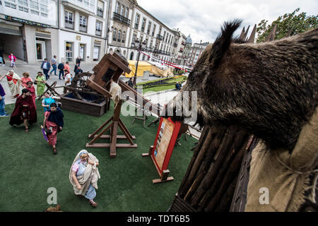 Lugo, Lugo, Spagna. Il 15 giugno, 2019. La gente vestita come i romani entrare nel campo della legione durante il festival.ARDE Lucus festival è celebrato nella città dal 2001 alla fine di giugno, è un galiziano festa di interesse turistico. Fa rivivere il passato Galician-Roman della città ed è stato avviato per commemorare la sua fondazione. Credito: Brais Gonzalez Rouco/SOPA Immagini/ZUMA filo/Alamy Live News Foto Stock