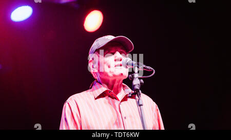 Hannover, Germania. Il 18 giugno, 2019. Mike Love, il cantante dei Beach Boys, sarà di scena presso Swiss Life Hall durante il concerto di apertura della "Una notte tutti i colpi " tour. Credit: Ole Spata/dpa/Alamy Live News Foto Stock