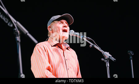 Hannover, Germania. Il 18 giugno, 2019. Mike Love, il cantante dei Beach Boys, sarà di scena presso Swiss Life Hall durante il concerto di apertura della "Una notte tutti i colpi " tour. Credit: Ole Spata/dpa/Alamy Live News Foto Stock