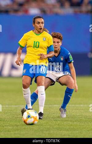 Marta Vieira da Silva (Brasile) Manuela Giugliano (Italia) durante il FIFA Coppa del Mondo Donne Francia 2019 gruppo C match tra Italia 0-1 Brasile a Hainaut Stadium di Valenciennes, Francia, giugno18, 2019. Credito: Maurizio Borsari/AFLO/Alamy Live News Foto Stock