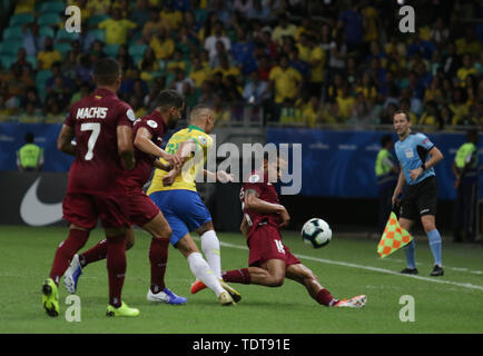 Salvador, Brasile. Il 18 giugno, 2019. Brasile vs Venezuela, valido per il 2019 Copa America fase di gruppo, tenutasi martedì (18) alla Fonte Nova Arena in Salvador, Bahia, Brasile. Credito: Tiago Caldas/FotoArena/Alamy Live News Foto Stock