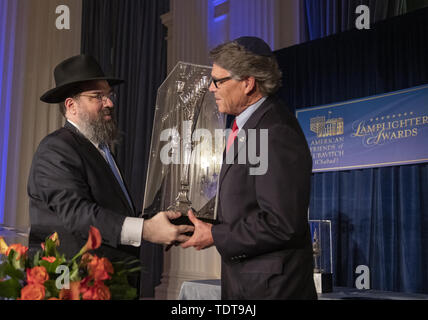 Washington, Distretto di Columbia, Stati Uniti d'America. Il 18 giugno, 2019. Stati Uniti Segretario di energia Rick Perry, destra, accetta il 2019 Lamplighter Public Service Award dal rabbino Levi Shemtov, Vice Presidente Esecutivo di amici americani di Lubavitch (Chabad), sinistra. durante una cena di gala presso l' Organizzazione degli Stati Americani in Washington, DC martedì, 18 giugno 2019 Credit: Ron Sachs/CNP/ZUMA filo/Alamy Live News Foto Stock