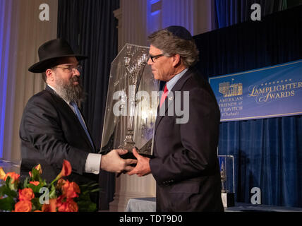 Stati Uniti Segretario di energia Rick Perry, destra, accetta il 2019 Lamplighter Public Service Award dal rabbino Levi Shemtov, Vice Presidente Esecutivo di amici americani di Lubavitch (Chabad), sinistra. durante una cena di gala presso l' Organizzazione degli Stati Americani in Washington, DC martedì, 18 giugno 2019. Credito: Ron Sachs/CNP /MediaPunch Foto Stock