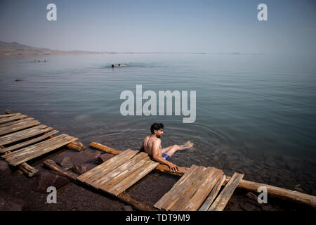 Pechino, Cina. 17 Giugno, 2019. Un uomo si appoggia per il lago di Urmia nel nord-ovest dell'Iran il 17 giugno 2019. Credito: Ahmad Halabisaz/Xinhua/Alamy Live News Foto Stock