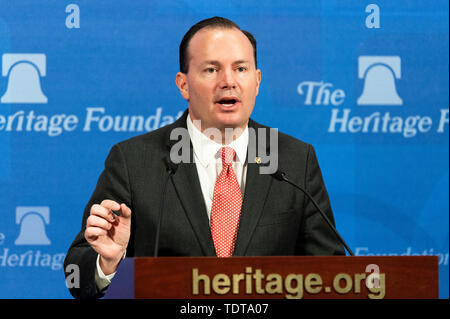 Washington, Stati Uniti. Il 18 giugno, 2019. Stati Uniti Il senatore Mike Lee (R-UT) parlando all'Heritage Foundation in Washington, DC. Credito: SOPA Immagini limitata/Alamy Live News Foto Stock