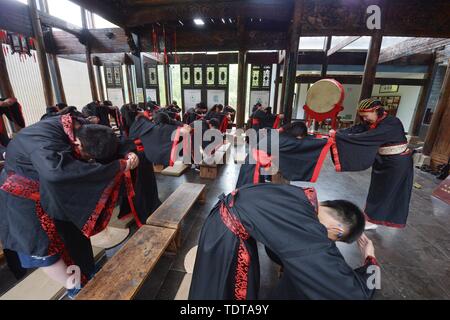 Shandong, Shandong, Cina. 19 giugno 2019. Shandong, Cina - 19 giugno 2019:149 laureati da chongqing road n. 2 La scuola primaria a Qingdao, provincia di Shandong, terrà una cerimonia bambino di ''Aspirazione per il successo e la mia gratitudine per gli insegnanti''.Gli studenti hanno ricevuto il battesimo della cultura cinese tradizionale e dire addio alla scuola primaria anni attraverso una serie di cerimonie come medicazione, adorando l'insegnante, il cinabro illuminante e tamburi. Credito: SIPA Asia/ZUMA filo/Alamy Live News Foto Stock