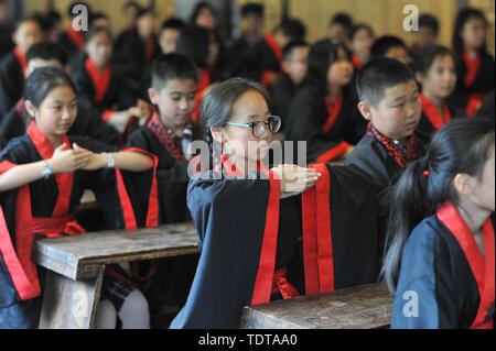 Shandong, Shandong, Cina. 19 giugno 2019. Shandong, Cina - 19 giugno 2019:149 laureati da chongqing road n. 2 La scuola primaria a Qingdao, provincia di Shandong, terrà una cerimonia bambino di ''Aspirazione per il successo e la mia gratitudine per gli insegnanti''.Gli studenti hanno ricevuto il battesimo della cultura cinese tradizionale e dire addio alla scuola primaria anni attraverso una serie di cerimonie come medicazione, adorando l'insegnante, il cinabro illuminante e tamburi. Credito: SIPA Asia/ZUMA filo/Alamy Live News Foto Stock