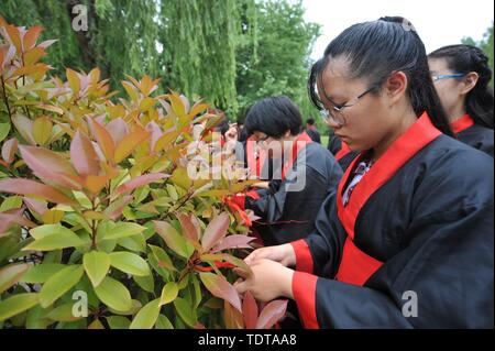 Shandong, Shandong, Cina. 19 giugno 2019. Shandong, Cina - 19 giugno 2019:149 laureati da chongqing road n. 2 La scuola primaria a Qingdao, provincia di Shandong, terrà una cerimonia bambino di ''Aspirazione per il successo e la mia gratitudine per gli insegnanti''.Gli studenti hanno ricevuto il battesimo della cultura cinese tradizionale e dire addio alla scuola primaria anni attraverso una serie di cerimonie come medicazione, adorando l'insegnante, il cinabro illuminante e tamburi. Credito: SIPA Asia/ZUMA filo/Alamy Live News Foto Stock