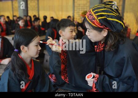 Shandong, Shandong, Cina. 19 giugno 2019. Shandong, Cina - 19 giugno 2019:149 laureati da chongqing road n. 2 La scuola primaria a Qingdao, provincia di Shandong, terrà una cerimonia bambino di ''Aspirazione per il successo e la mia gratitudine per gli insegnanti''.Gli studenti hanno ricevuto il battesimo della cultura cinese tradizionale e dire addio alla scuola primaria anni attraverso una serie di cerimonie come medicazione, adorando l'insegnante, il cinabro illuminante e tamburi. Credito: SIPA Asia/ZUMA filo/Alamy Live News Foto Stock