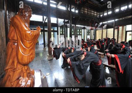 Shandong, Shandong, Cina. 19 giugno 2019. Shandong, Cina - 19 giugno 2019:149 laureati da chongqing road n. 2 La scuola primaria a Qingdao, provincia di Shandong, terrà una cerimonia bambino di ''Aspirazione per il successo e la mia gratitudine per gli insegnanti''.Gli studenti hanno ricevuto il battesimo della cultura cinese tradizionale e dire addio alla scuola primaria anni attraverso una serie di cerimonie come medicazione, adorando l'insegnante, il cinabro illuminante e tamburi. Credito: SIPA Asia/ZUMA filo/Alamy Live News Foto Stock