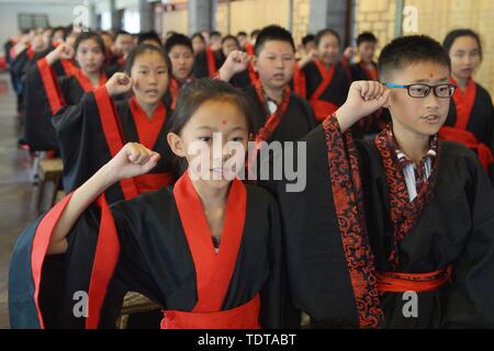 Shandong, Shandong, Cina. 19 giugno 2019. Shandong, Cina - 19 giugno 2019:149 laureati da chongqing road n. 2 La scuola primaria a Qingdao, provincia di Shandong, terrà una cerimonia bambino di ''Aspirazione per il successo e la mia gratitudine per gli insegnanti''.Gli studenti hanno ricevuto il battesimo della cultura cinese tradizionale e dire addio alla scuola primaria anni attraverso una serie di cerimonie come medicazione, adorando l'insegnante, il cinabro illuminante e tamburi. Credito: SIPA Asia/ZUMA filo/Alamy Live News Foto Stock