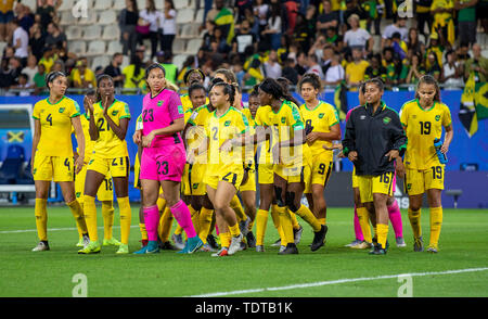 Grenoble, Frankreich. Il 18 giugno, 2019. Francia, Grenoble, Stade des Alpes, 18.06.2019, calcio - FIFA Coppa del mondo femminile - Giamaica - Australia immagine: da sinistra a destra, nonostante la sconfitta | Utilizzo di credito in tutto il mondo: dpa/Alamy Live News Foto Stock