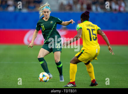 Grenoble, Frankreich. Il 18 giugno, 2019. Francia, Grenoble, Stade des Alpes, 18.06.2019, calcio - FIFA Coppa del mondo femminile - Giamaica - Australia immagine: da sinistra Ellie Carpenter (Australia, # 21) e Tiffany Cameron (Giamaica, # 15) | utilizzo del credito in tutto il mondo: dpa/Alamy Live News Foto Stock