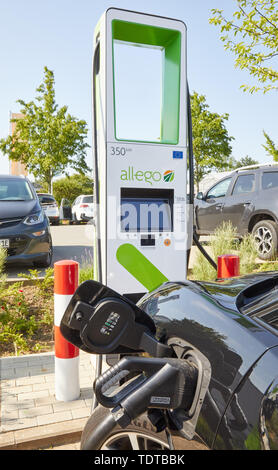 Amburgo, Germania. 19 giugno 2019. Una Jaguar I-ritmo è in piedi in un ultra-stazione di carica veloce con fino a 350 kW di potenza di carica durante un appuntamento Premere. L'operatore di soluzioni di ricarica "Allego' ha aperto il suo primo ad alte prestazioni posizione di ricarica per i veicoli elettrici in Germania sul parcheggio del centro giardino "Garten von Ehren' in Harburg. Il tempo di ricarica in questa colonna è a meno di 5 minuti per 100 km gamma. Credito: Georg Wendt/dpa/Alamy Live News Foto Stock